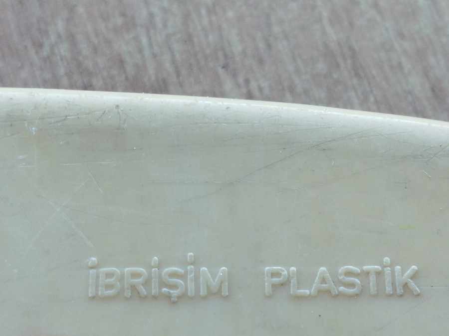 İBRİŞİM PLASTİK YERLİ MİKA TEKNE KIRMIZI KREM RENKDE