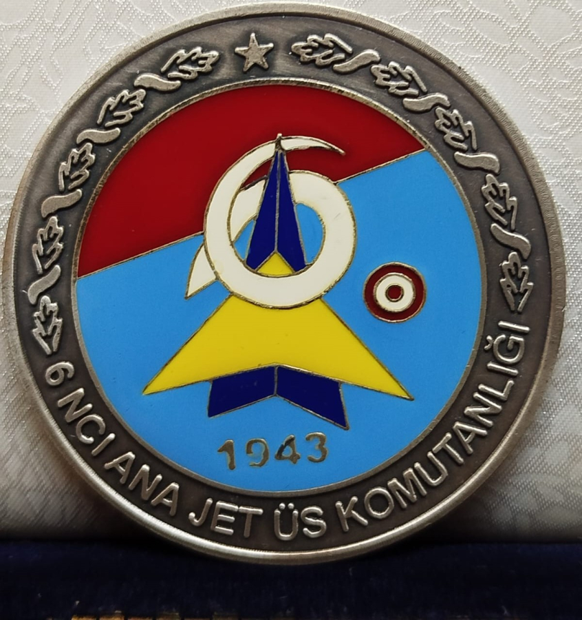 1943 6.NCI ANA JET ÜSTÜ KOMUTANLIĞI KAPAKLI KADİFE TESHİR KUTUSUNDA ASKERİ MADALYON