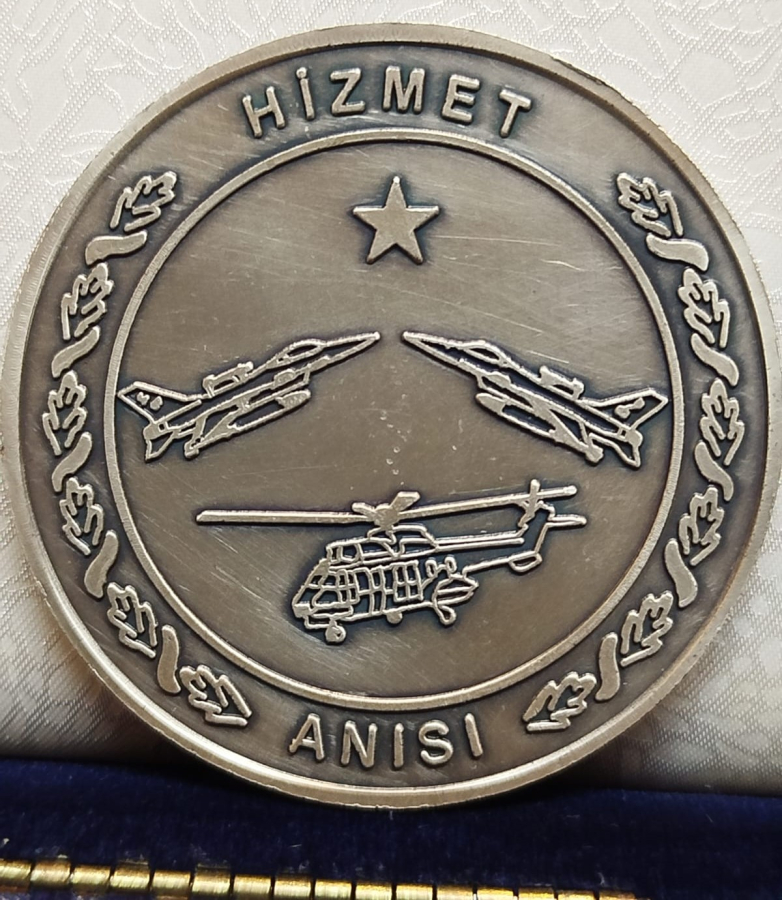 1943 6.NCI ANA JET ÜSTÜ KOMUTANLIĞI KAPAKLI KADİFE TESHİR KUTUSUNDA ASKERİ MADALYON