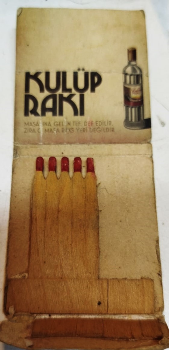 KULUP RAKI REKLAMLI KİBRİT ELİNDE BARDAK SARKI SOYLEYEN ADAM