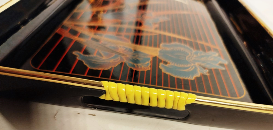 1950 JAPON SERVİS TEPSİ SİYAH LAKE GERGİS CİCEKLERİ GÖRSELLİ