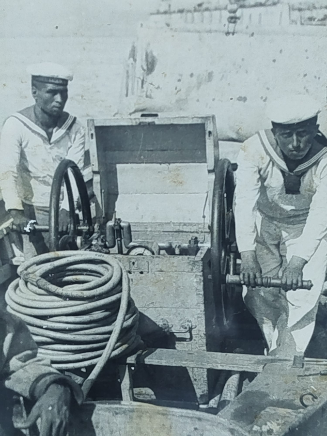 İSTANBUL BOGAZDA BAHRİYELİ MEKANİK HAVA TULUMBAYLA SUNGER AVCILARI FOTOGRAF