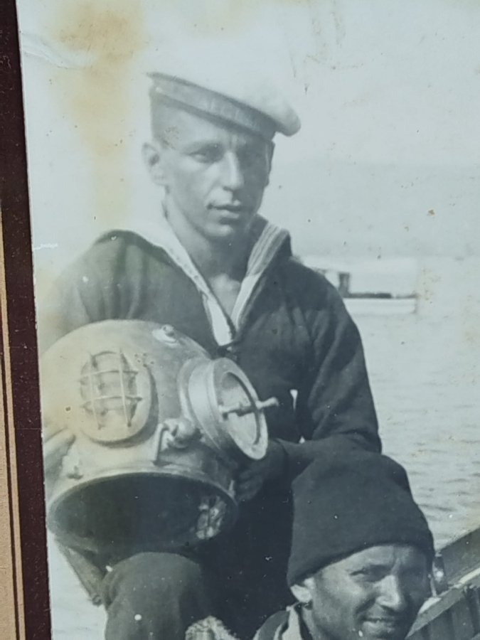 İSTANBUL BOGAZDA BAHRİYELİ MEKANİK HAVA TULUMBAYLA SUNGER AVCILARI FOTOGRAF