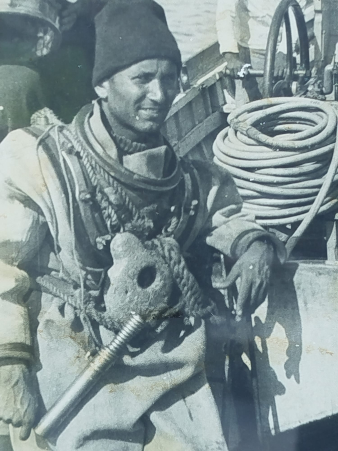 İSTANBUL BOGAZDA BAHRİYELİ MEKANİK HAVA TULUMBAYLA SUNGER AVCILARI FOTOGRAF