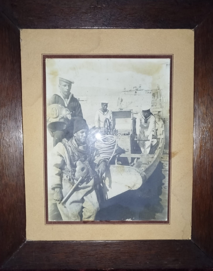 İSTANBUL BOGAZDA BAHRİYELİ MEKANİK HAVA TULUMBAYLA SUNGER AVCILARI FOTOGRAF