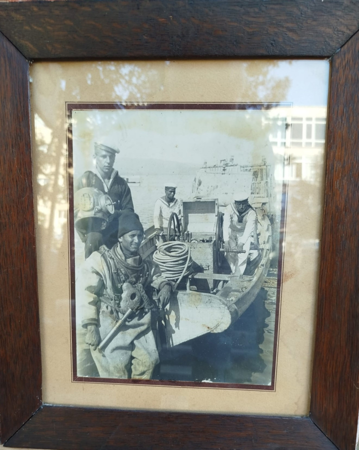 İSTANBUL BOGAZDA BAHRİYELİ MEKANİK HAVA TULUMBAYLA SUNGER AVCILARI FOTOGRAF