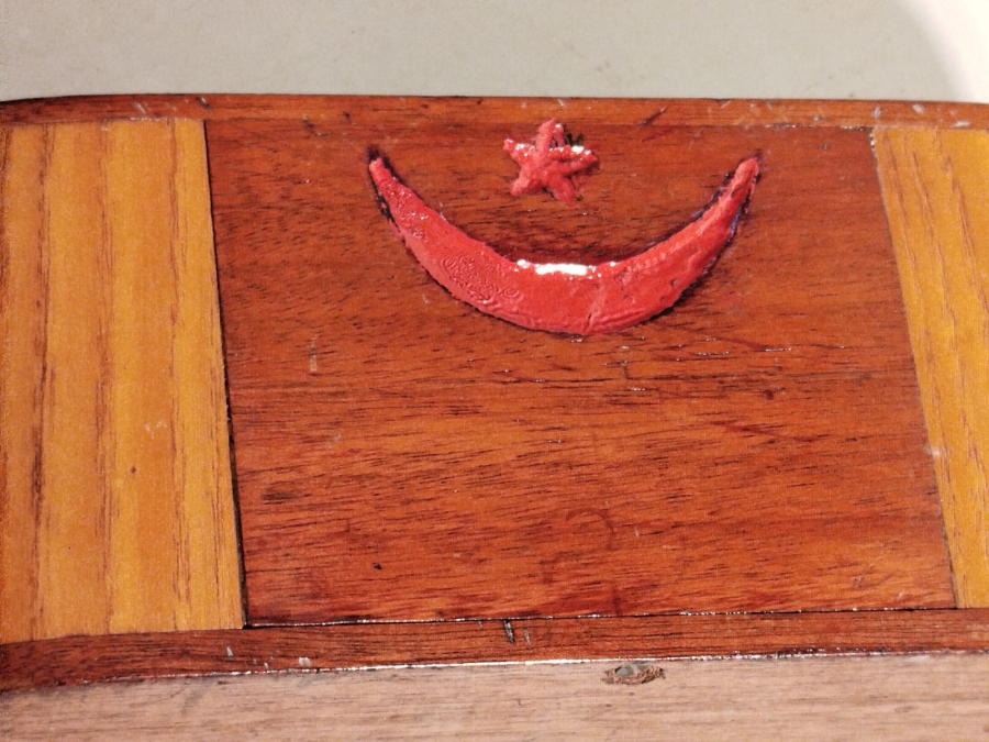 OSMANLI AHSAP UZERİ OYMA HİLAL VE YILDIZLI BOZUK VE KAGIT PARA ATMA YERLERİ OLAN  KUMBARA