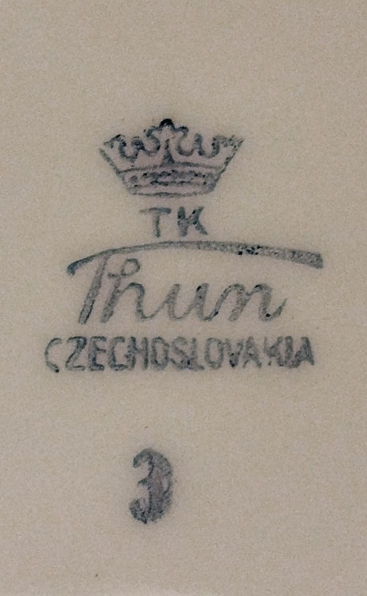 PORSELEN KAPAKLI CAY POTU UZERİ CİCEKLİ VE ALTIN CEKME KULP VE EMZİK KISMI 