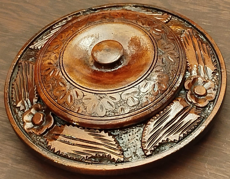 1930 TEKKE İŞİ LOKUM SEKER İKRAMLIGI AHSAP EL İŞİ OYMA İŞCİLİKLİ KAPAKLI