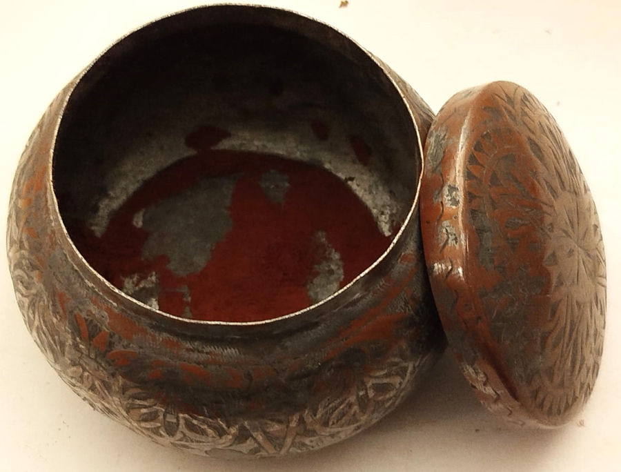 TEKKE İSİ BAKIR KAPAKLI UZERİ YILDIZLI KABARTMA  KAHVE KUTUSU 