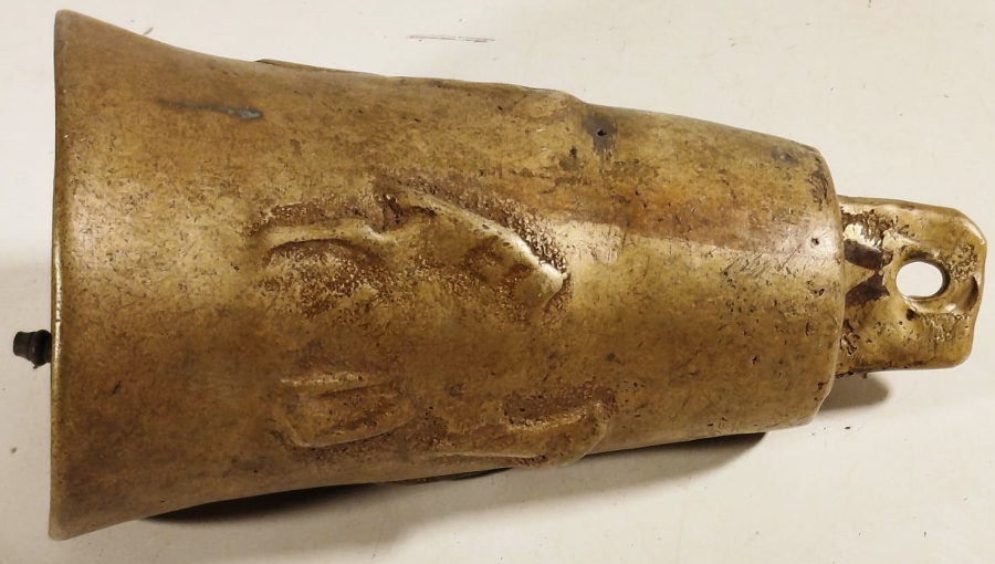 1960 DEVE CANI UZERİNDE KABARTMA 3 ADET DEVE RESMİ BULUNMAKTA  18 CM BOYUNDA 