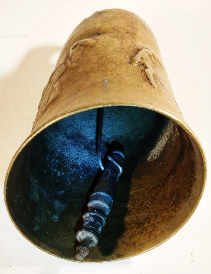 1960 DEVE CANI UZERİNDE KABARTMA 3 ADET DEVE RESMİ BULUNMAKTA  18 CM BOYUNDA 