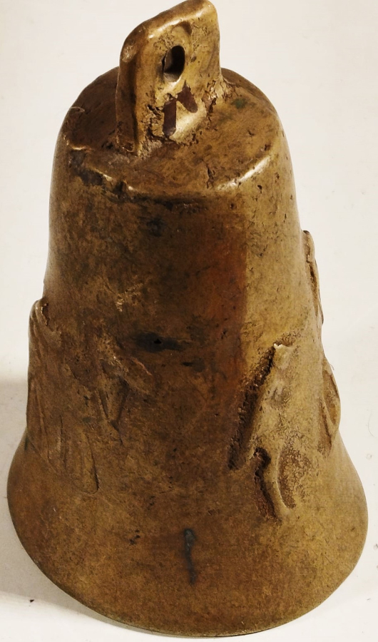 1960 DEVE CANI UZERİNDE KABARTMA 3 ADET DEVE RESMİ BULUNMAKTA  18 CM BOYUNDA 