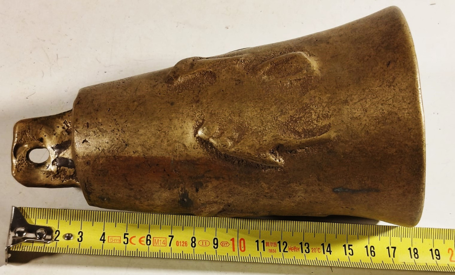 1960 DEVE CANI UZERİNDE KABARTMA 3 ADET DEVE RESMİ BULUNMAKTA  18 CM BOYUNDA 