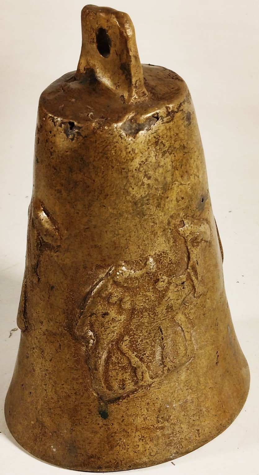 1960 DEVE CANI UZERİNDE KABARTMA 3 ADET DEVE RESMİ BULUNMAKTA  18 CM BOYUNDA 