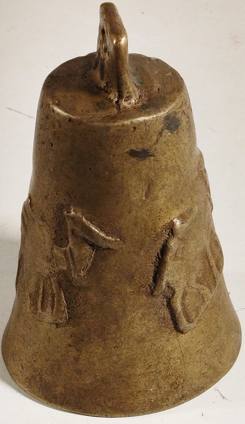 1960 DEVE CANI UZERİNDE KABARTMA 3 ADET DEVE RESMİ BULUNMAKTA  18 CM BOYUNDA 