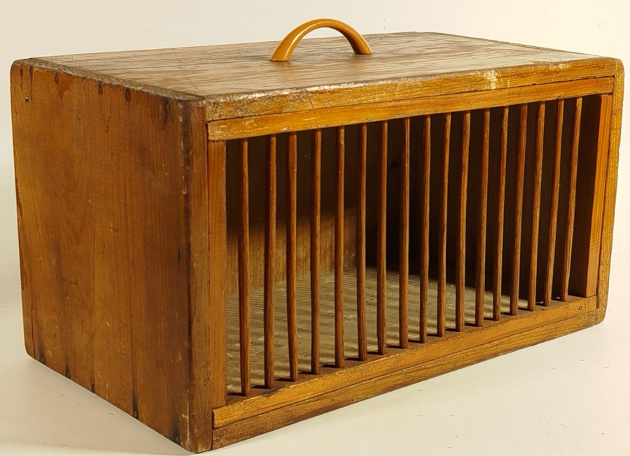 1950 KEKLİK KAFESİ KAPAKLI ÖNDE YUVARLAK SIRALI CUBUK SURGULU KAPAKLI 