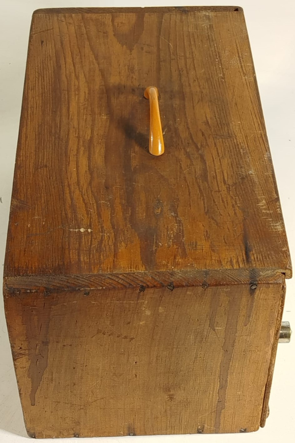 1950 KEKLİK KAFESİ KAPAKLI ÖNDE YUVARLAK SIRALI CUBUK SURGULU KAPAKLI 