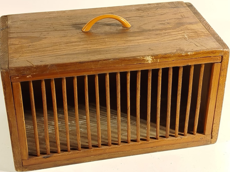 1950 KEKLİK KAFESİ KAPAKLI ÖNDE YUVARLAK SIRALI CUBUK SURGULU KAPAKLI 