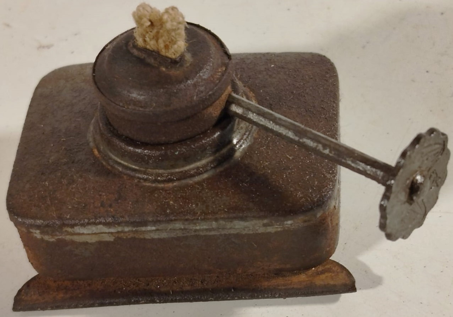 1. DÜNYA SAVAŞI DÖNEMİ İNGİLİZ ASKERİ EL LAMBASI UFAK BOYDA GAZ YAGIYLA CALISAN FİTİLLİ ALEV AYARLI FENER 