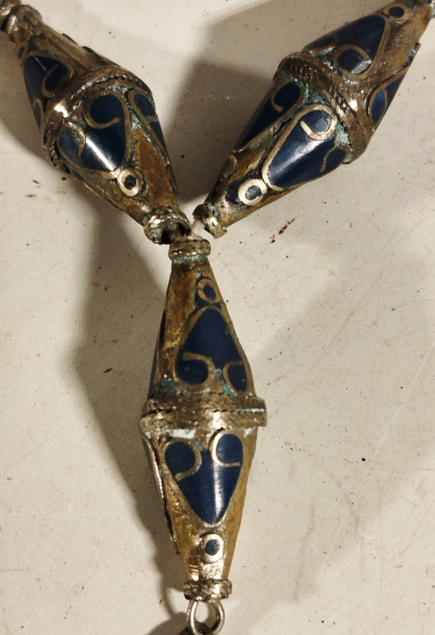 1950 PİRİNC UZERİ SICAK MİNELİ CİFT KONIK FORMDA EL YAPIM OZEL TASARIM BAYAN KOLYE