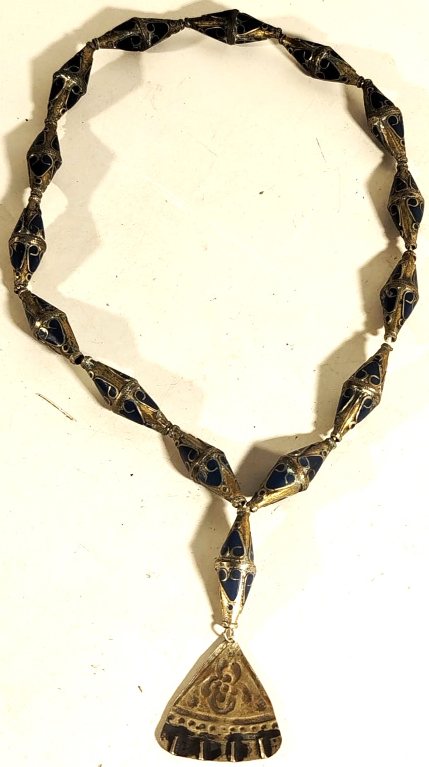 1950 PİRİNC UZERİ SICAK MİNELİ CİFT KONIK FORMDA EL YAPIM OZEL TASARIM BAYAN KOLYE