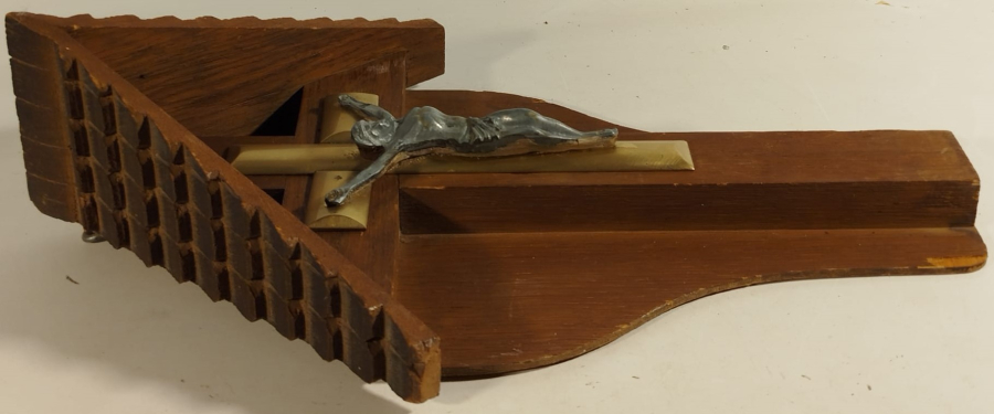 1950 ADAK İSA CATILI KORUMA AHSAP EVİNDE İSTAVROZ UZERİNDE  PİRİNC HAC KURSUN İSA FİGURU