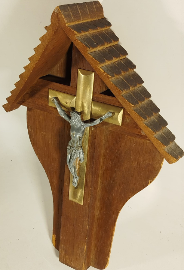 1950 ADAK İSA CATILI KORUMA AHSAP EVİNDE İSTAVROZ UZERİNDE  PİRİNC HAC KURSUN İSA FİGURU