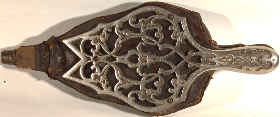 1950 ŞÖNİNE AV KÖŞKU HAVA BASMA KÖRUK TAMAMI EL İŞCİLİK YAPIMI MASİF AHŞAP ÜZERİ PİRİNC DESENLİ