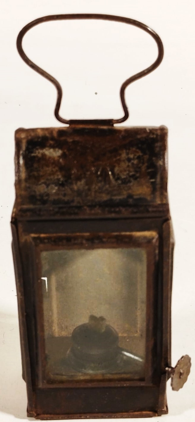 1. DÜNYA SAVAŞI DÖNEMİ İNGİLİZ ASKERİ EL LAMBASI UFAK BOYDA GAZ YAGIYLA CALISAN FİTİLLİ ALEV AYARLI FENER 