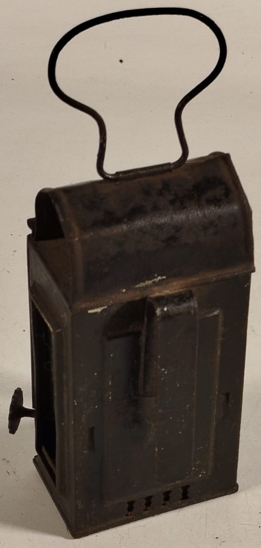 1. DÜNYA SAVAŞI DÖNEMİ İNGİLİZ ASKERİ EL LAMBASI UFAK BOYDA GAZ YAGIYLA CALISAN FİTİLLİ ALEV AYARLI FENER 