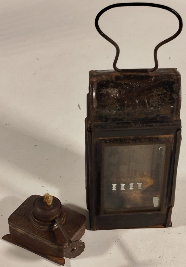 1. DÜNYA SAVAŞI DÖNEMİ İNGİLİZ ASKERİ EL LAMBASI UFAK BOYDA GAZ YAGIYLA CALISAN FİTİLLİ ALEV AYARLI FENER 