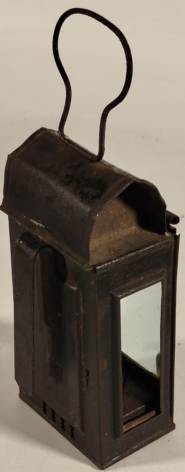 1. DÜNYA SAVAŞI DÖNEMİ İNGİLİZ ASKERİ EL LAMBASI UFAK BOYDA GAZ YAGIYLA CALISAN FİTİLLİ ALEV AYARLI FENER 