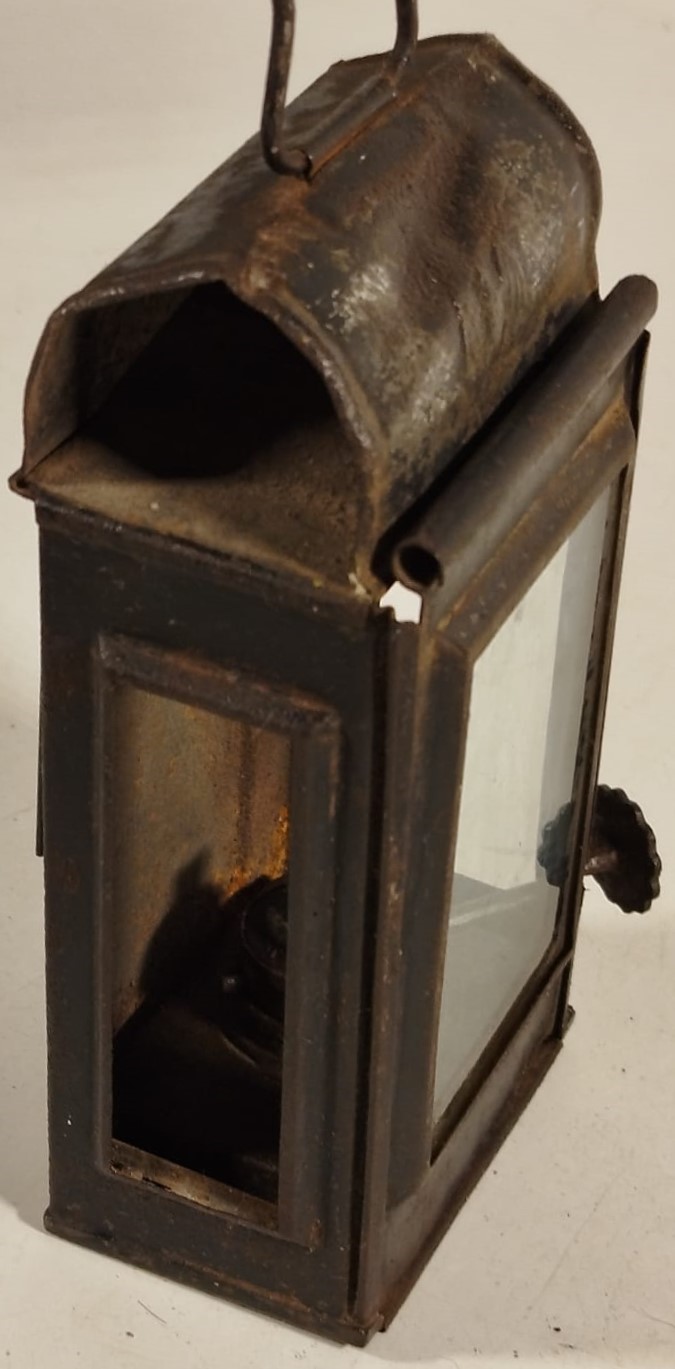 1. DÜNYA SAVAŞI DÖNEMİ İNGİLİZ ASKERİ EL LAMBASI UFAK BOYDA GAZ YAGIYLA CALISAN FİTİLLİ ALEV AYARLI FENER 