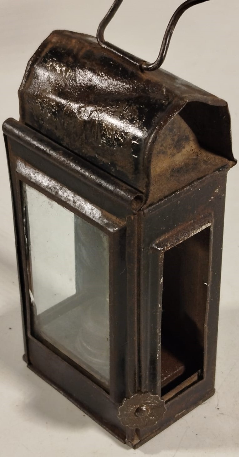 1. DÜNYA SAVAŞI DÖNEMİ İNGİLİZ ASKERİ EL LAMBASI UFAK BOYDA GAZ YAGIYLA CALISAN FİTİLLİ ALEV AYARLI FENER 