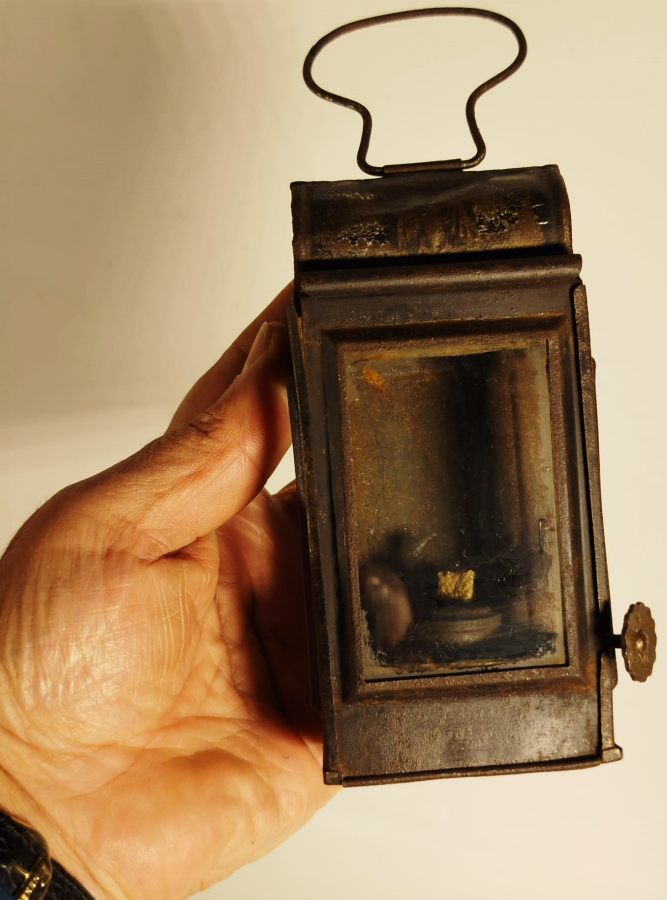 1. DÜNYA SAVAŞI DÖNEMİ İNGİLİZ ASKERİ EL LAMBASI UFAK BOYDA GAZ YAGIYLA CALISAN FİTİLLİ ALEV AYARLI FENER 