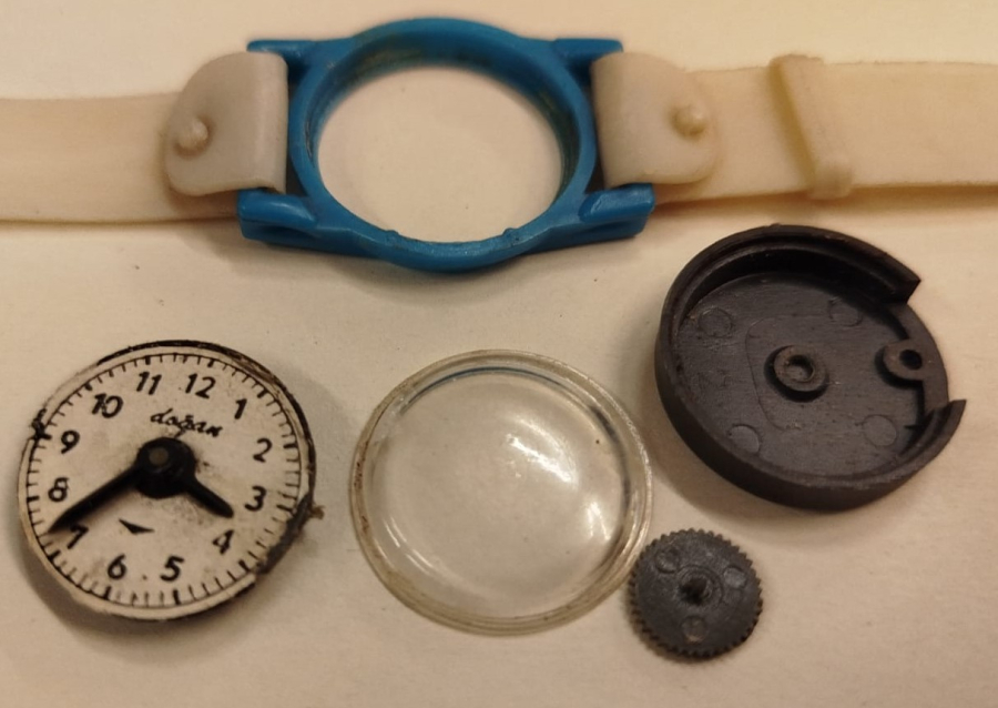 1980 DOGAN OYUNCAKLARI  YERLİ PLASTİK MAVİ BEYAZ RENLERDE OYUNCAK SAAT