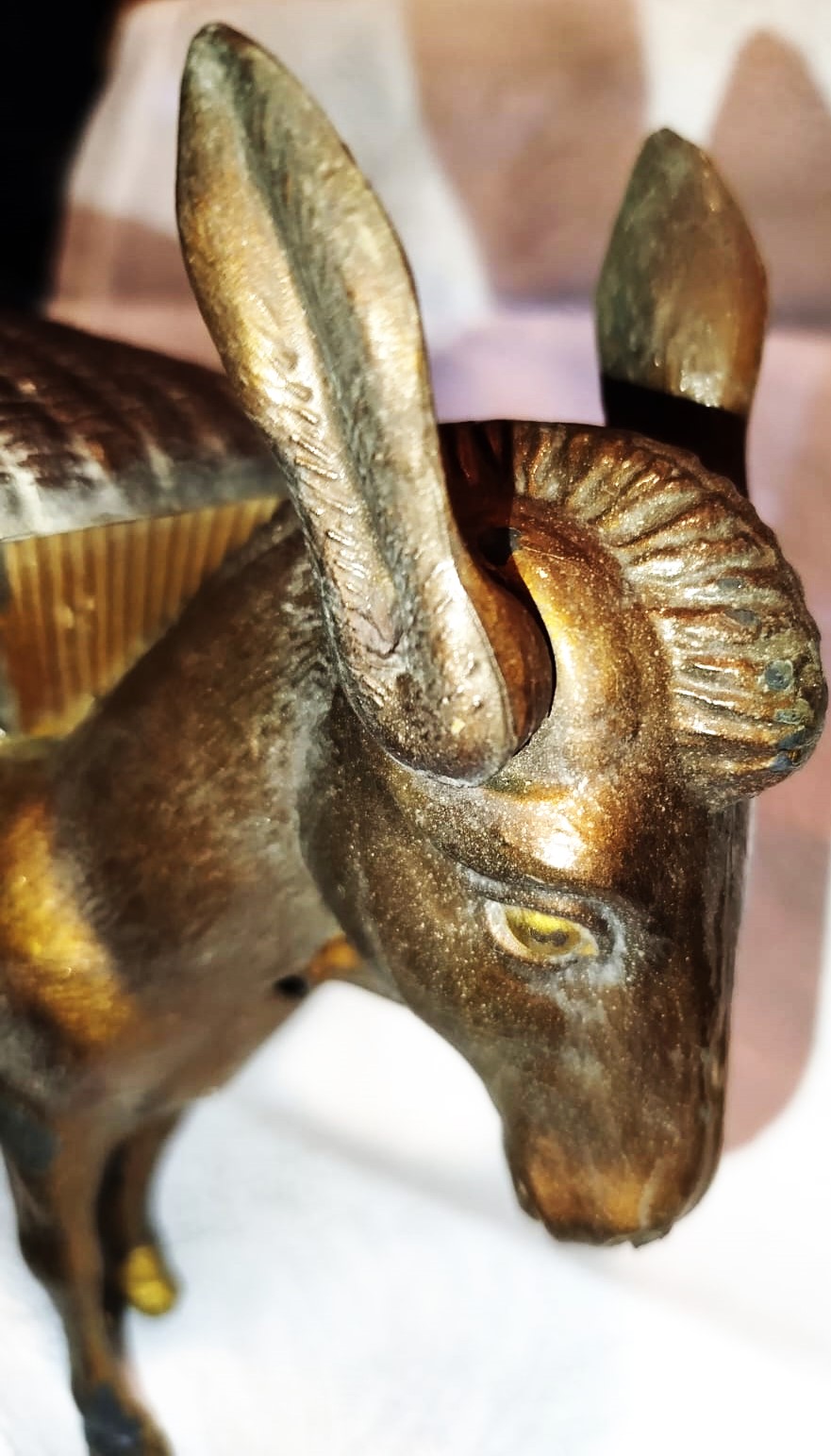 1960 FRANSIZ MALI SİGARA İKRAMLIĞI EŞŞEK KULAKLARINI CEKİNCE KUYRUGUNU KALDIRARAK ALTTAN SIGARA CIKARTMAKTADIR