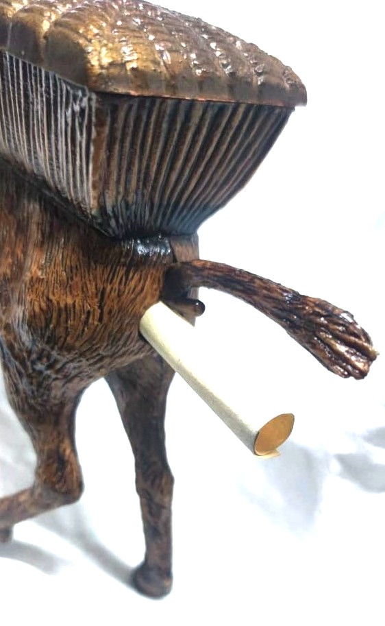 1960 FRANSIZ MALI SİGARA İKRAMLIĞI EŞŞEK KULAKLARINI CEKİNCE KUYRUGUNU KALDIRARAK ALTTAN SIGARA CIKARTMAKTADIR