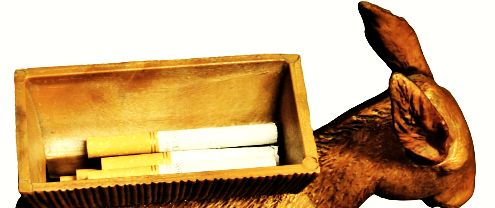 1960 FRANSIZ MALI SİGARA İKRAMLIĞI EŞŞEK KULAKLARINI CEKİNCE KUYRUGUNU KALDIRARAK ALTTAN SIGARA CIKARTMAKTADIR