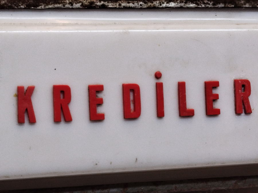 1950 BANKA İŞLEM YAPILAN KREDİLER BOLUMUNU GOSTEREN ISIKLI TABELA