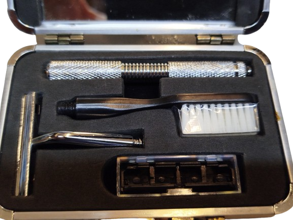 SEYEHAT BAKIM TRAŞ SETİ ALÜMİNYUM CANTASINDA 