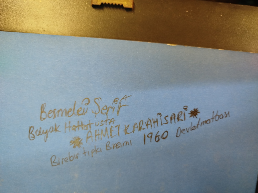 1960 BESMELE İ ŞERİF BÜYÜK HATTAT AHMET KARAHİSARİ KETEBELİ HAT YAZI LEVHA DEVLET TARAFINDA TIPKI BASIMI YAPILMIŞTIR