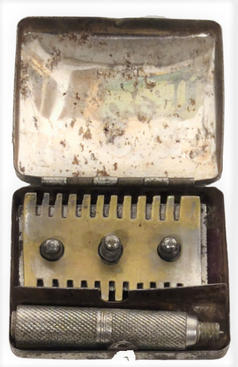 1920 İNGİLİZ SEYEHAT TRAŞ MAKİNE SI METAL KAPAKLI KUTUSUNDA SÖKÜLÜK TAKILABİLEN 5 PARCALIK TAKIM