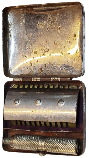 1920 İNGİLİZ SEYEHAT TRAŞ MAKİNE SI METAL KAPAKLI KUTUSUNDA SÖKÜLÜK TAKILABİLEN 5 PARCALIK TAKIM