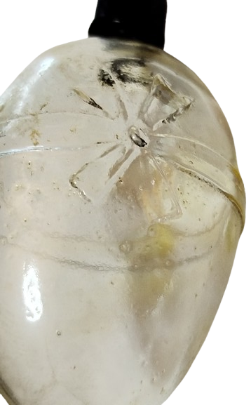 1920 CAM SEFFAF KABARTMA FİYONKLU KOYU BAKALİT ZİNCİR BAGLI KAPAKLI  UFAK PARFUM SİSESİ 