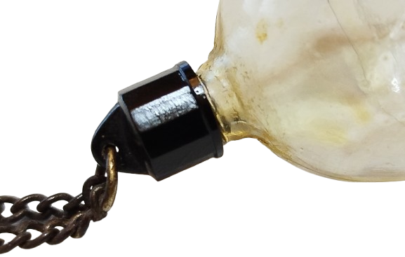 1920 CAM SEFFAF KABARTMA FİYONKLU KOYU BAKALİT ZİNCİR BAGLI KAPAKLI  UFAK PARFUM SİSESİ 