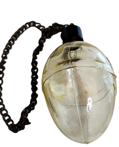 1920 CAM SEFFAF KABARTMA FİYONKLU KOYU BAKALİT ZİNCİR BAGLI KAPAKLI  UFAK PARFUM SİSESİ 