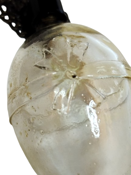 1920 CAM SEFFAF KABARTMA FİYONKLU KOYU BAKALİT ZİNCİR BAGLI KAPAKLI  UFAK PARFUM SİSESİ 