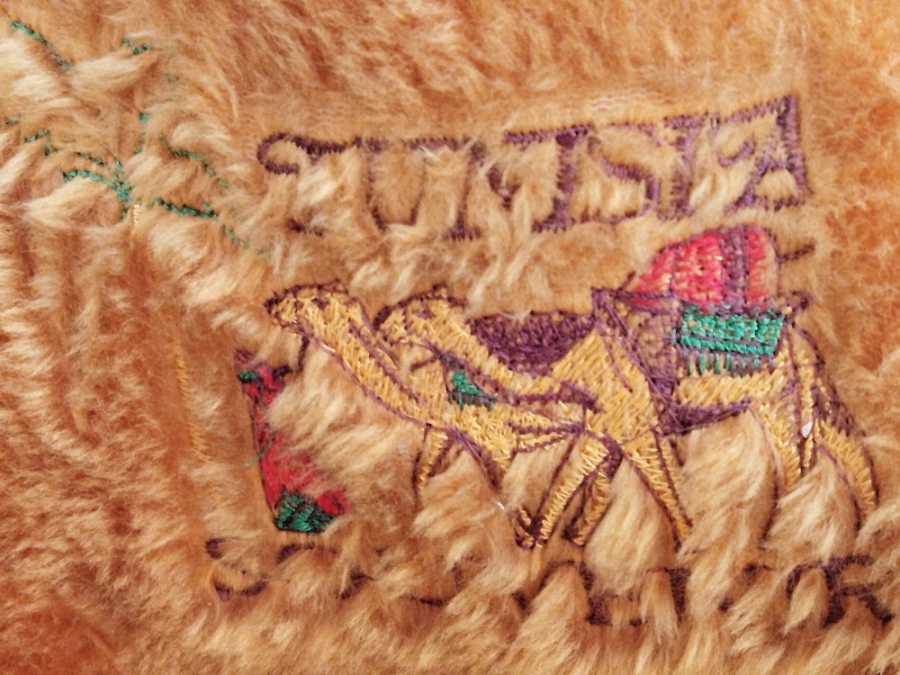 BUYUK BOY HORGUCLU DEVE OYUNCAK PELUS BOYNU BONCUKLU CANLI TASMALI 